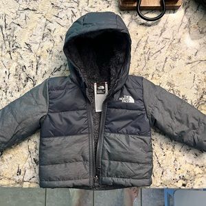 Brand new (without tags) north face baby boy reversible coat, 6-12 months
